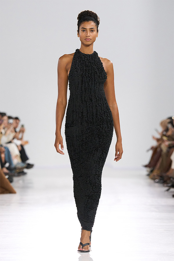 Max Mara Spring/Summer 2026 Fashion Show - Look with black Sleeveless close-fitting Dress.